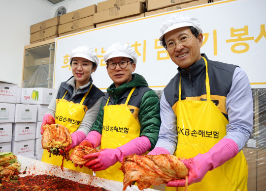 1일 서울 역삼동 강남문화원 1층 굿잡장애인자립생활센터에서 진행된 'KB희망나눔 김장 봉사'에서 양종희 KB손해보험 사장(왼쪽 두 번째)과 김용민 일반보험본부장(왼쪽 세 번째), KB손보 임직원들이 김장 김치를 담그고 있다. KB손해보험 제공